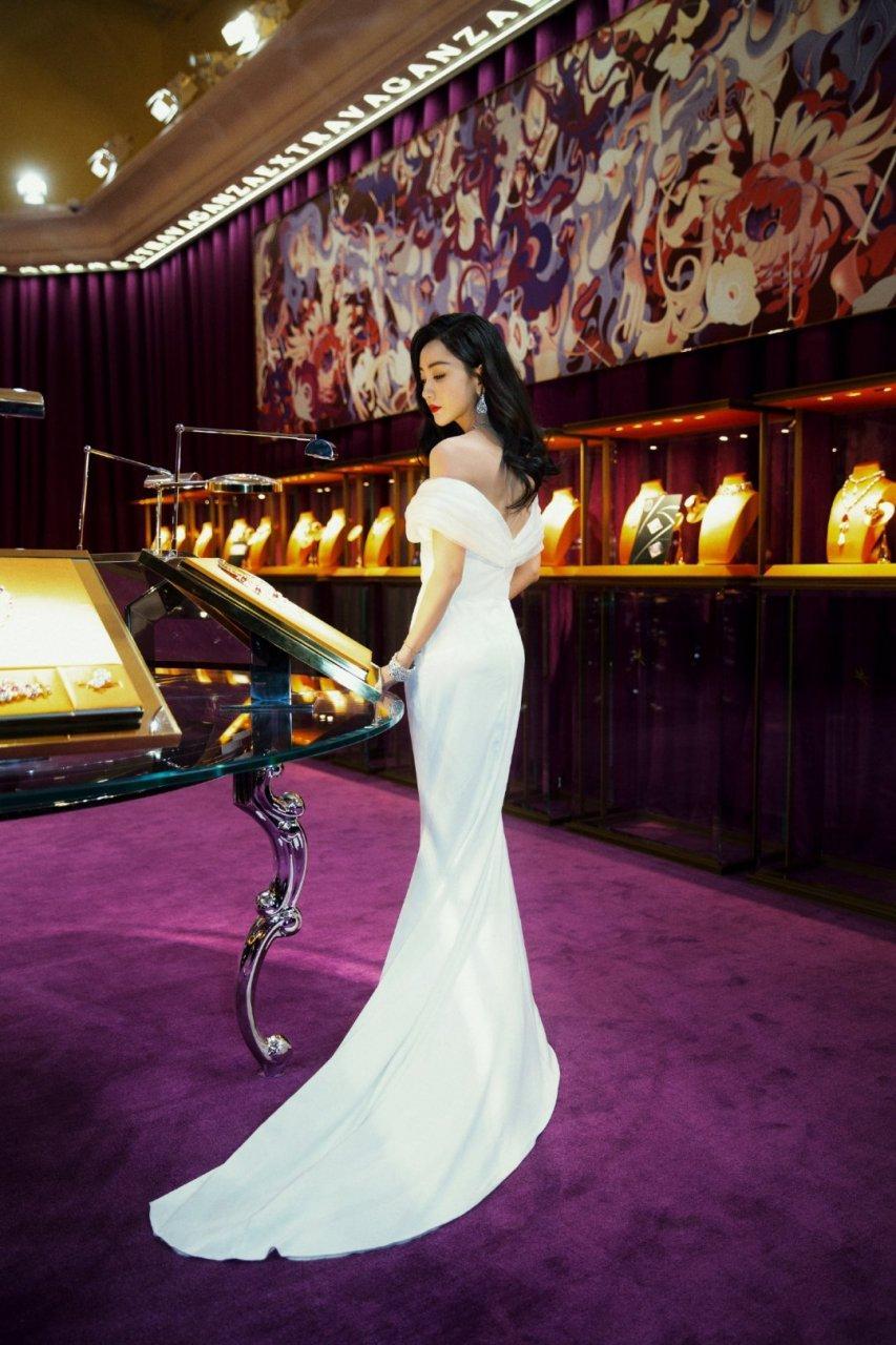 杨蓉一袭白衣礼服,很是性感