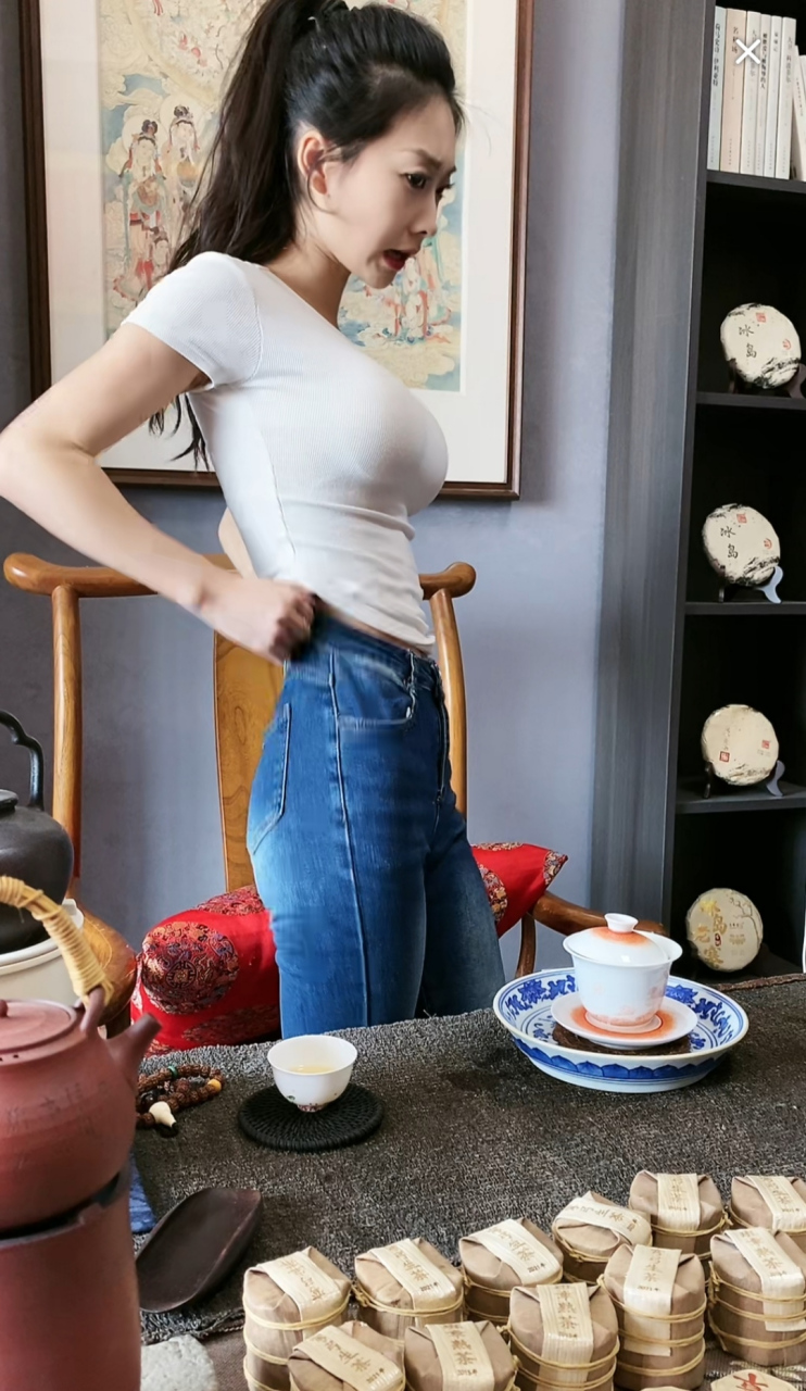 这是我见过最漂亮的卖茶女,颜值身材都很抗打,总感觉哪里不对,不协调