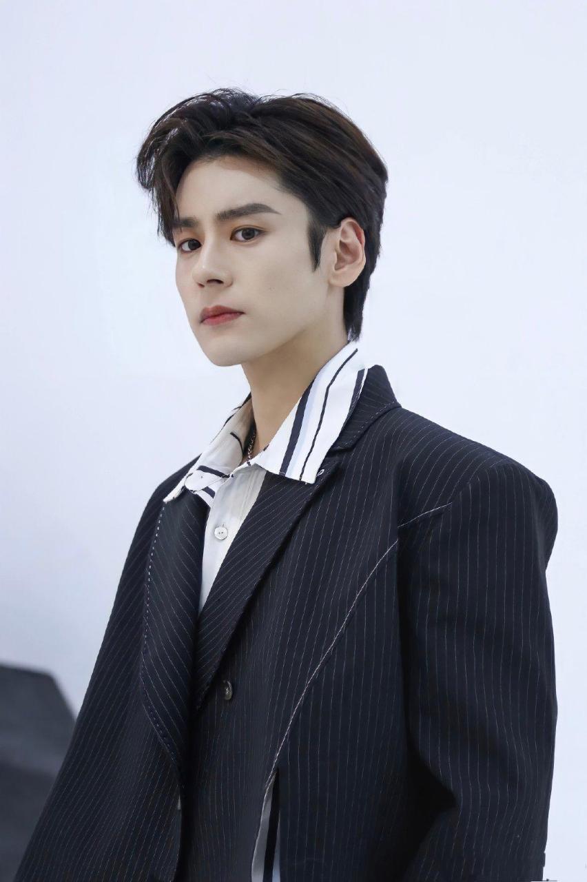 魏哲鸣身穿黑色西装短衫外套,极具魅力