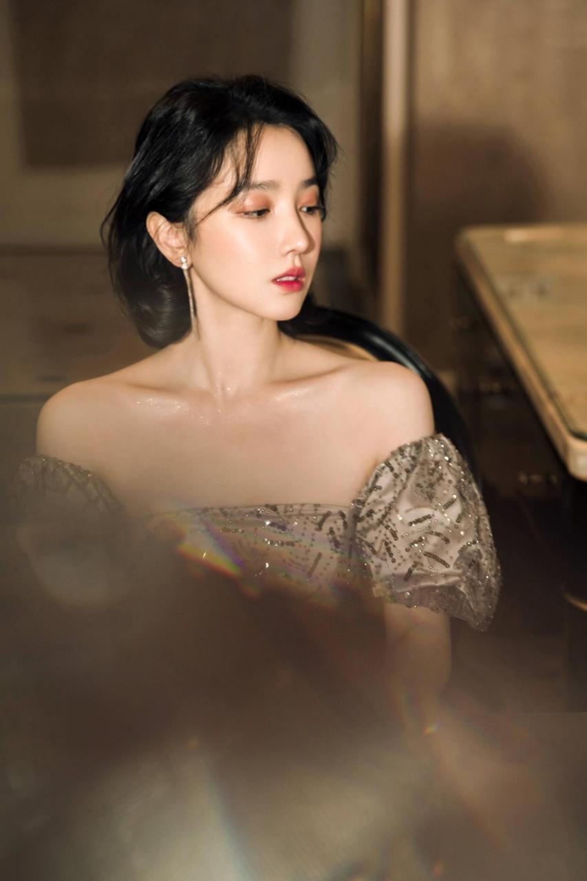 陈小纭绝美穿搭,鎏金色的抹胸裙装,尽显知性魅力