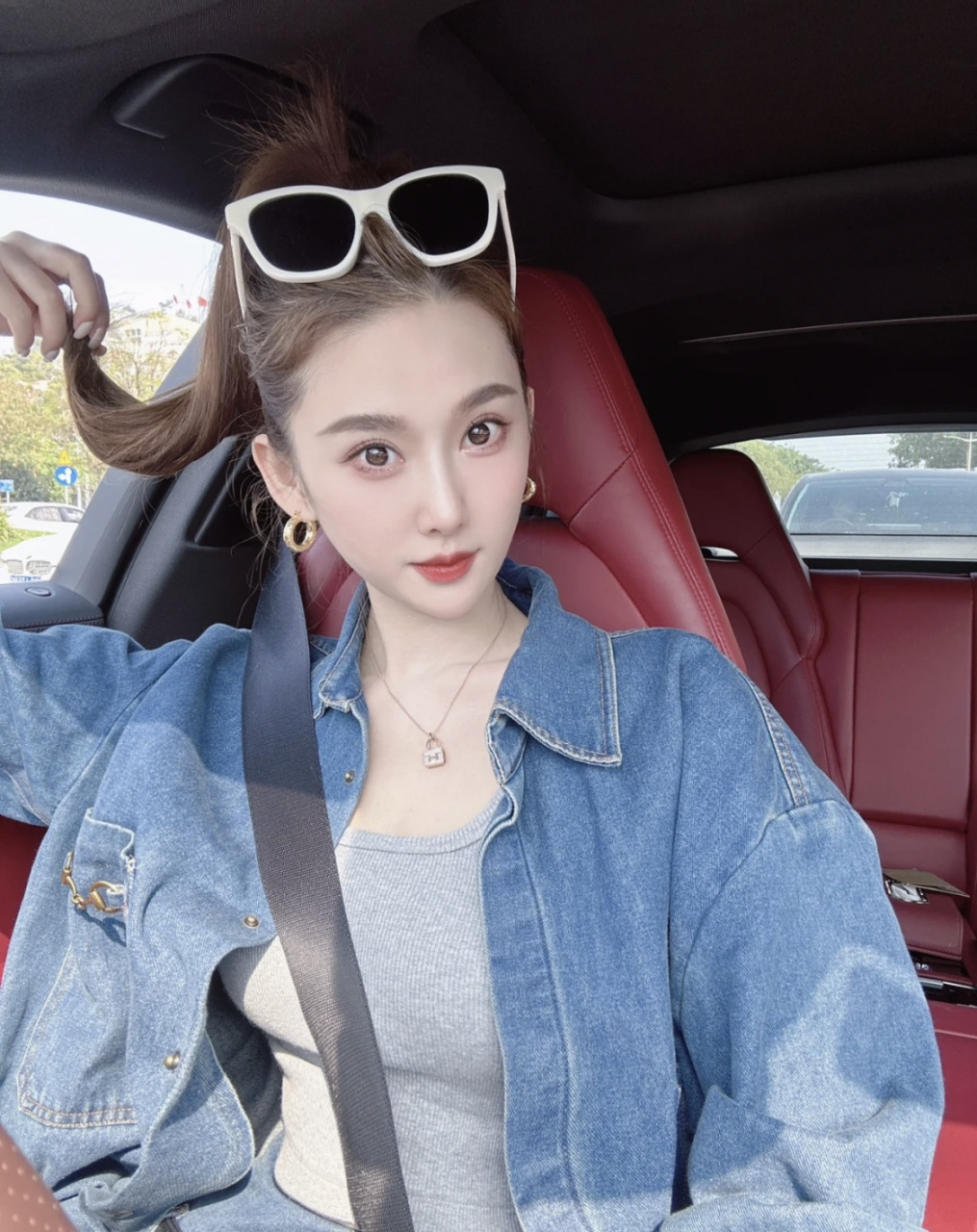 美女不仅颜值高,而且还条件好,开豪车住豪宅,最主要的是还是单身