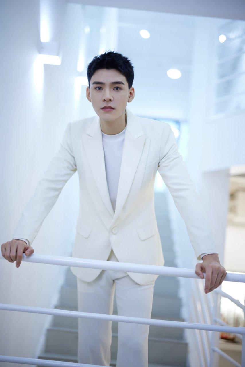 龚俊现代装也是超有型的,白色西装,典雅绅士
