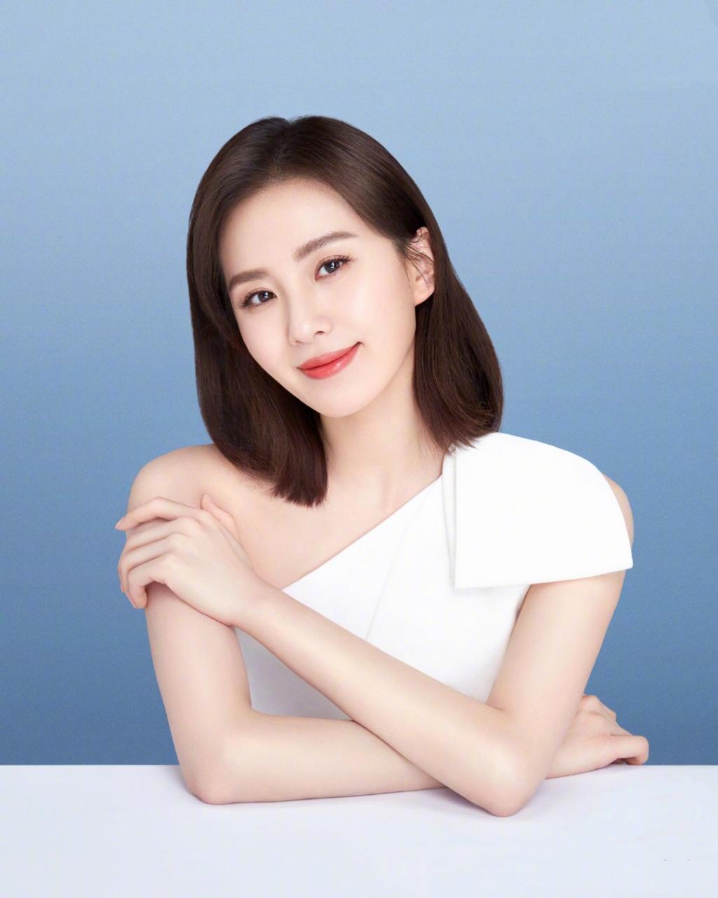 刘诗诗是真的优雅!穿白色收身小裙子,尽显凹凸感身材,韵味十足