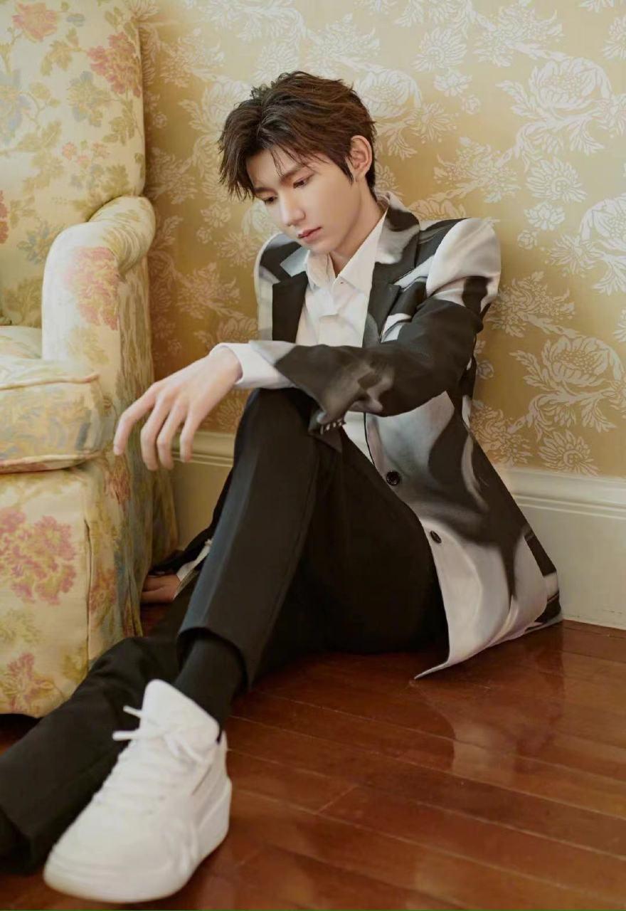 王源最新活动造型好帅气!