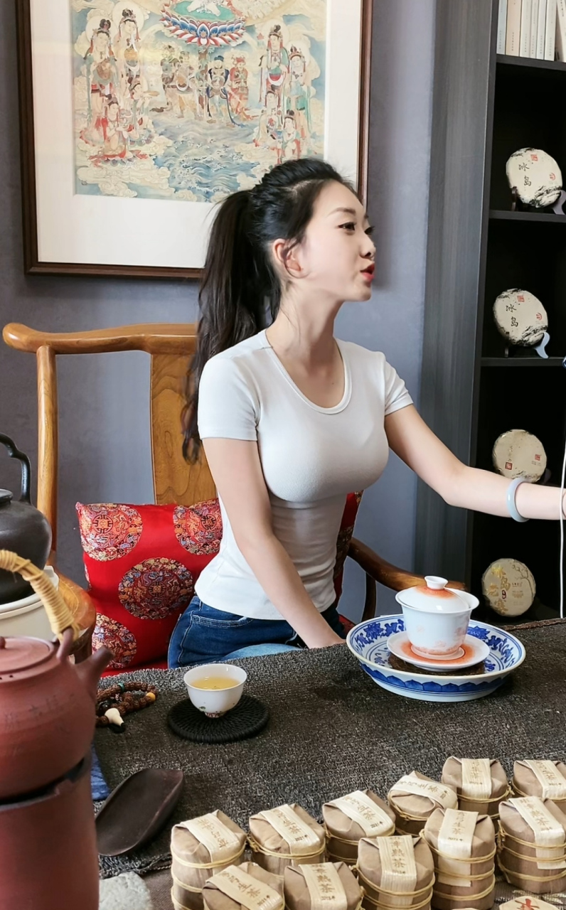 这是我见过最漂亮的卖茶女,颜值身材都很抗打,总感觉哪里不对,不协调