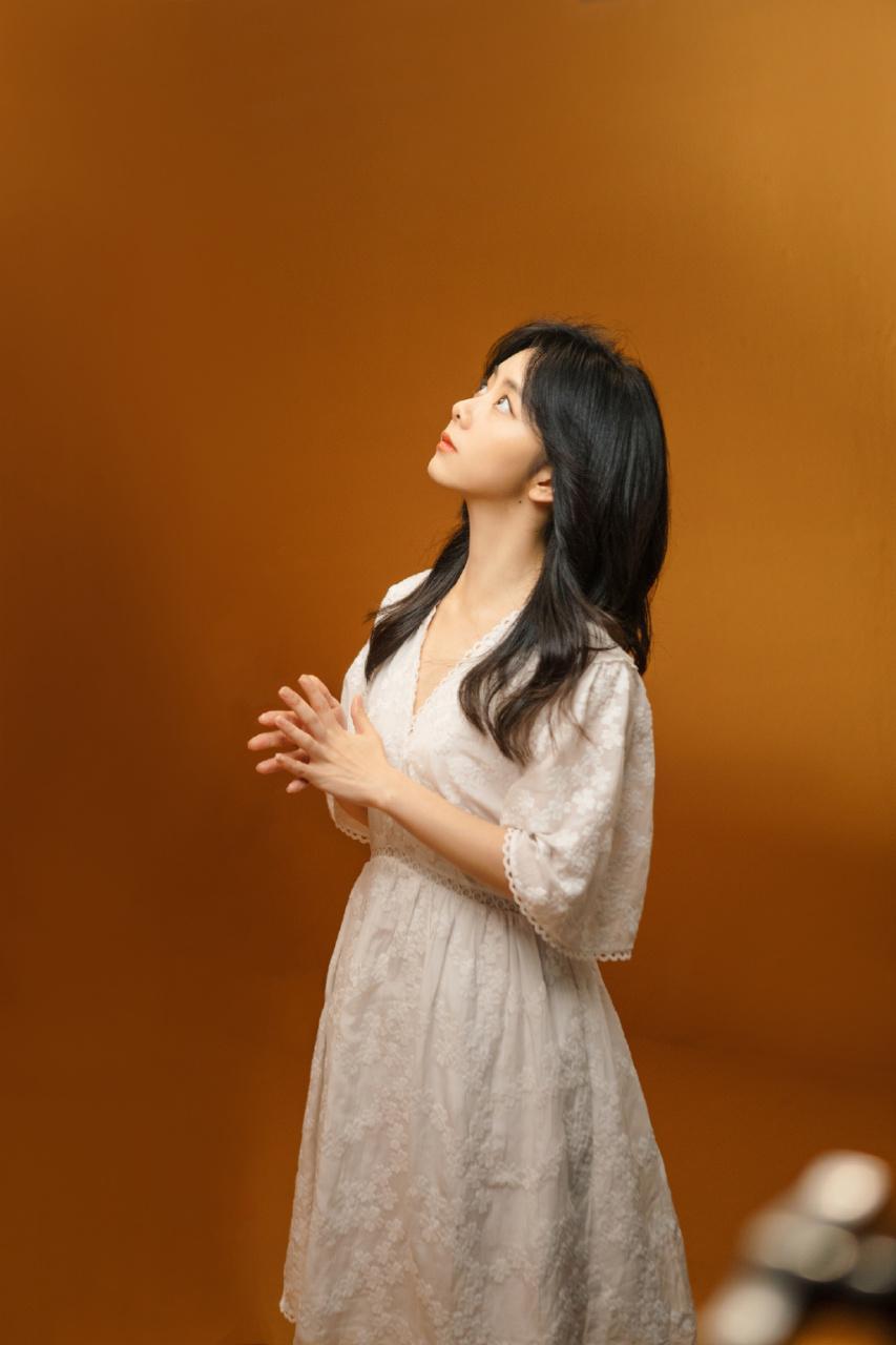 谭松韵教科书般的初恋穿搭!白色服装尽显清新