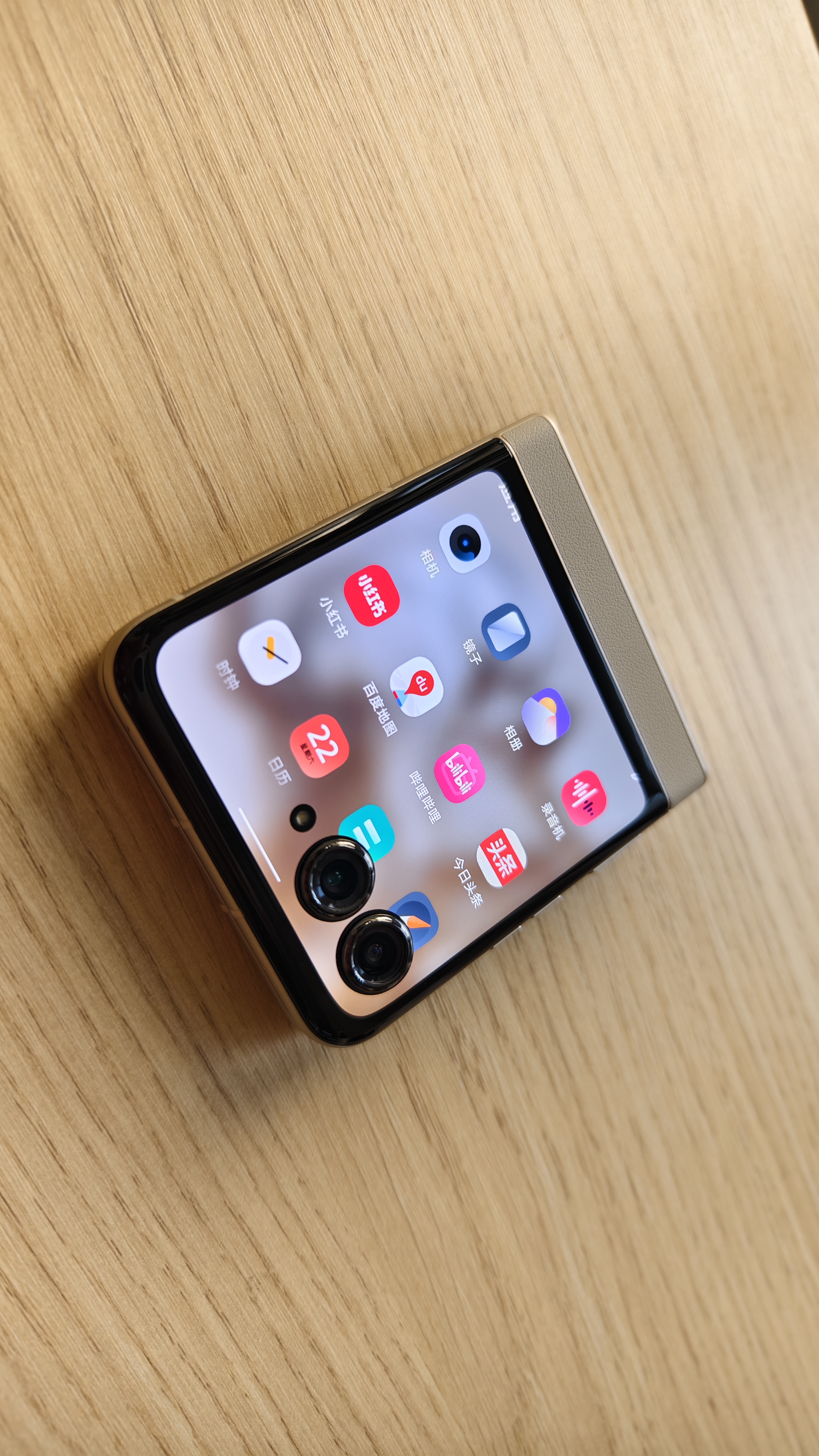 联想moto razr 50抢先体验:标配全大屏,才算旗舰小折叠