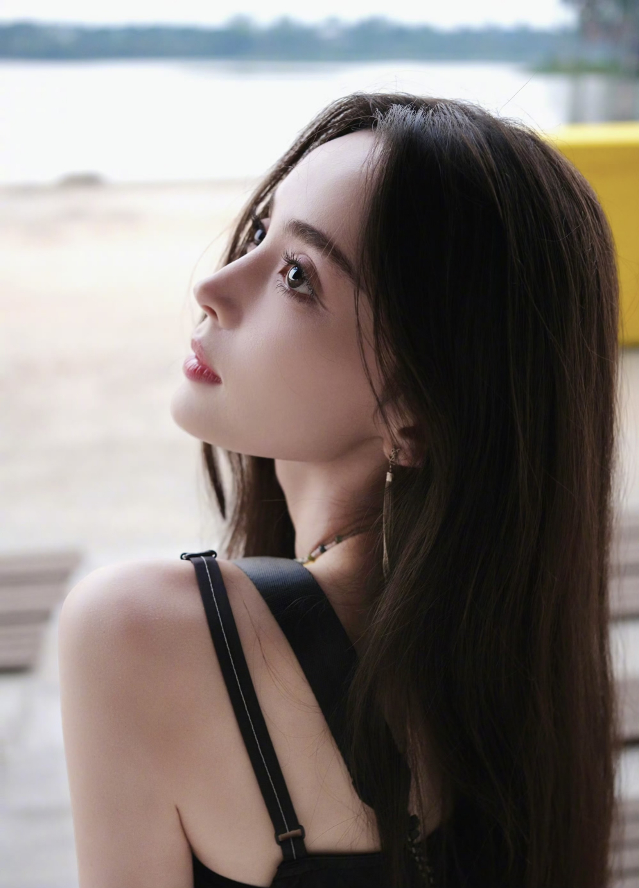 娜扎的侧颜杀太绝了,这个鼻子整都不敢这么整.