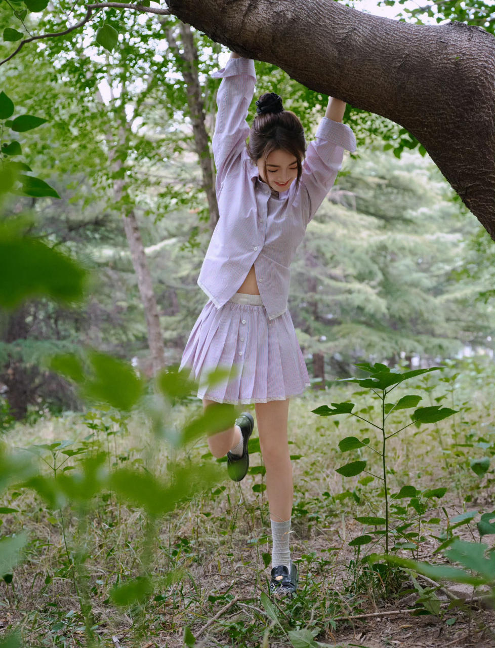 赵今麦,紫色长袖衬衫搭配同色系短裙,林中小可爱!