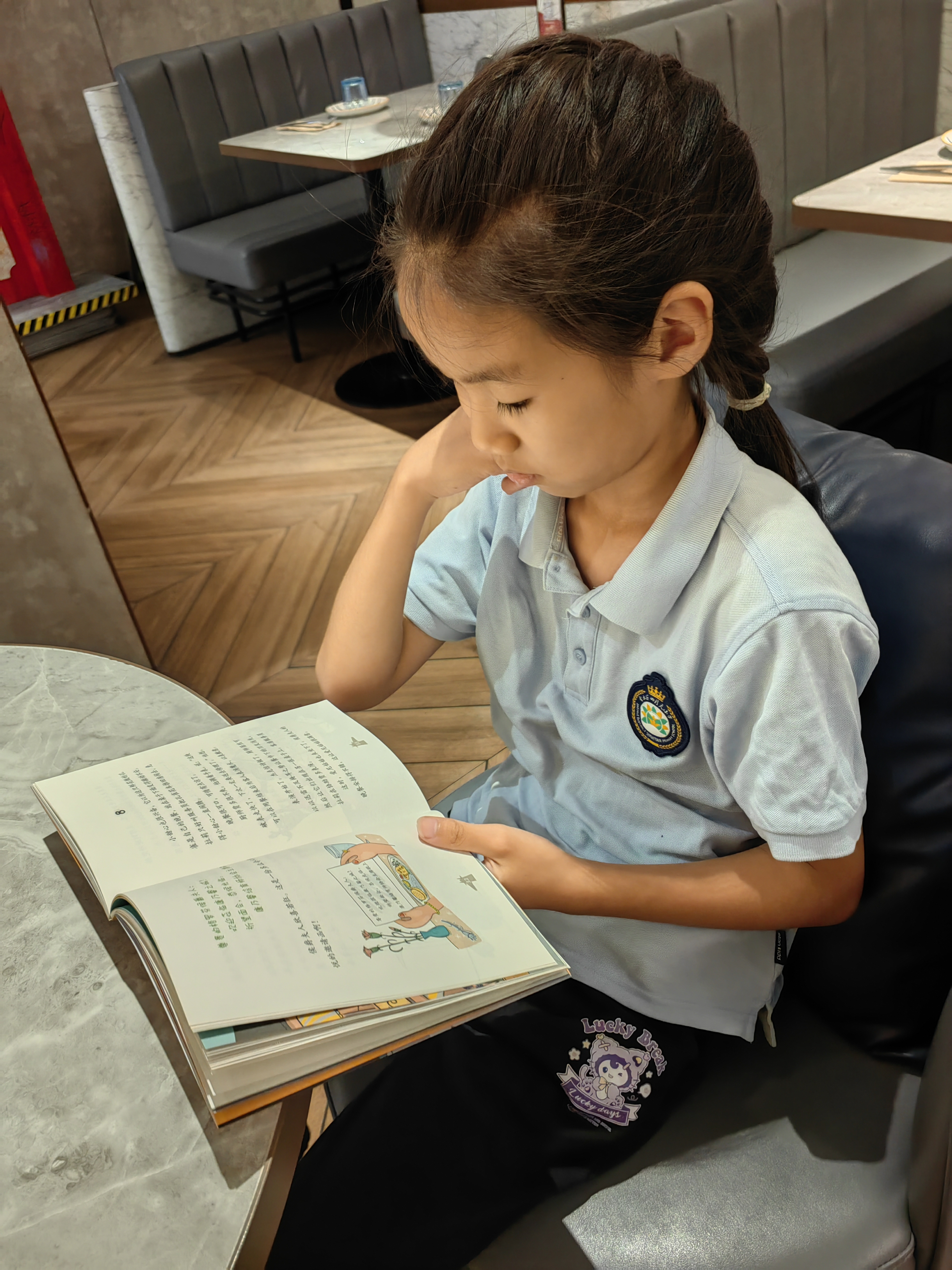 发现孩子的好之:从不玩手机,随时随地都看书