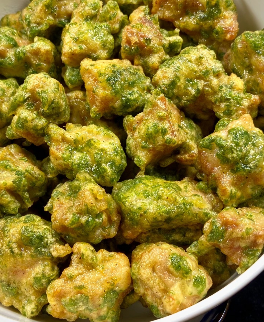 烫过的葱剁成葱茸可以让肉包裹得更紧密,想省事的也可以把葱直接切碎