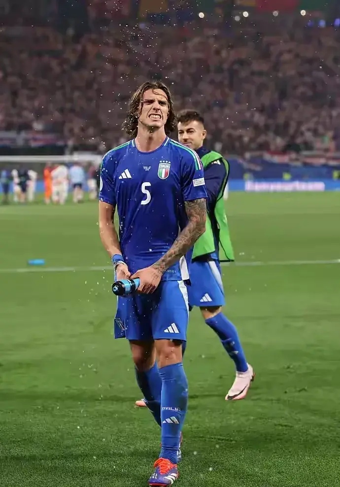 2,马尔蒂尼 意大利队史最佳中后卫,攻防俱佳,伟大的队长,年轻球阅的