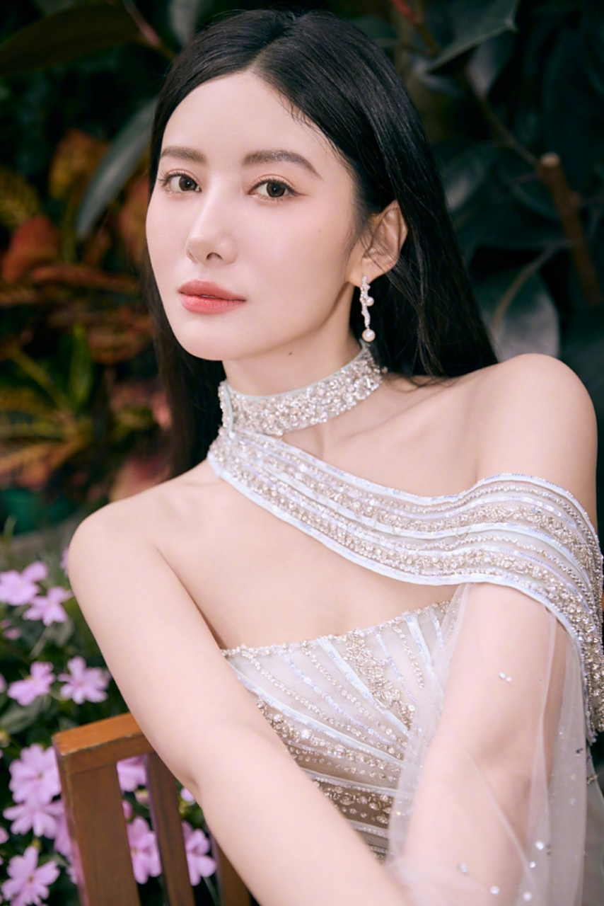 花丛中的银色仙子,吴优优雅时尚写真