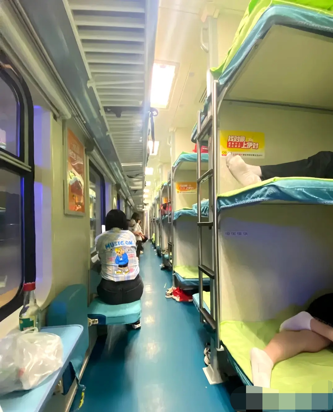 感觉我根本爬不上去,下铺我也不好意思坐别人的卧铺绿皮火车卧铺绿皮
