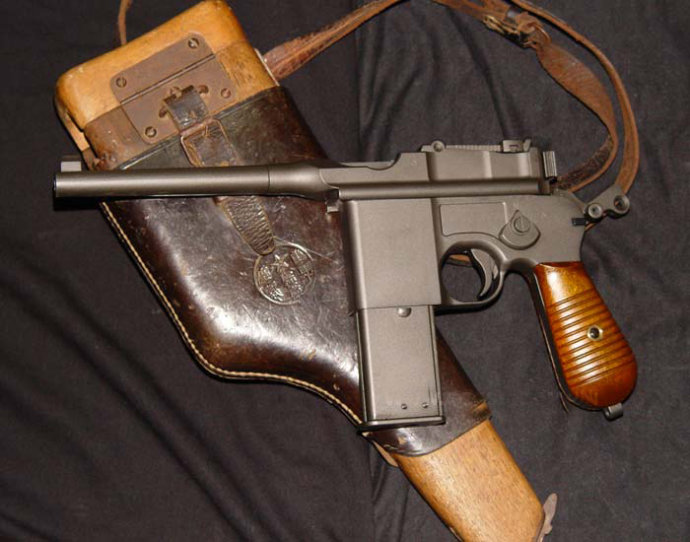 很多中国军人都把毛瑟军用手枪当作武器和艺术品的结合产物,对其爱不