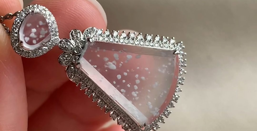 雪花飘飘,北风萧萧,捡到一块雪花石头,居然是翡翠