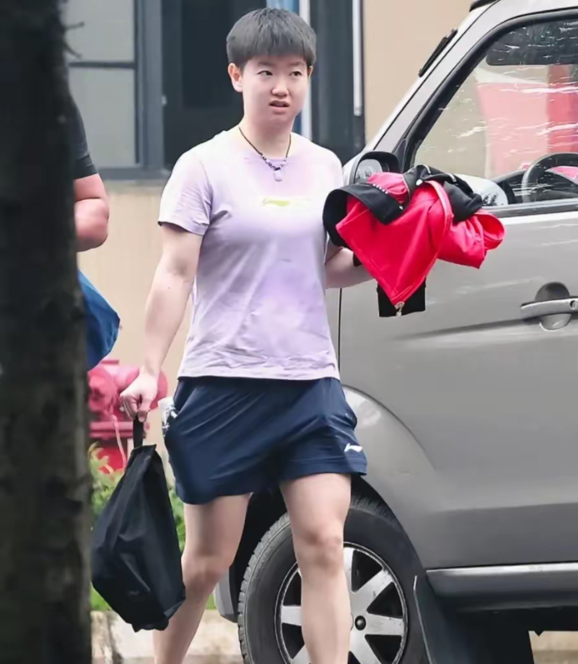 她真的恨不得往裤兜里装一个小世界, 以前裤兜里揣零食和手机, 现在