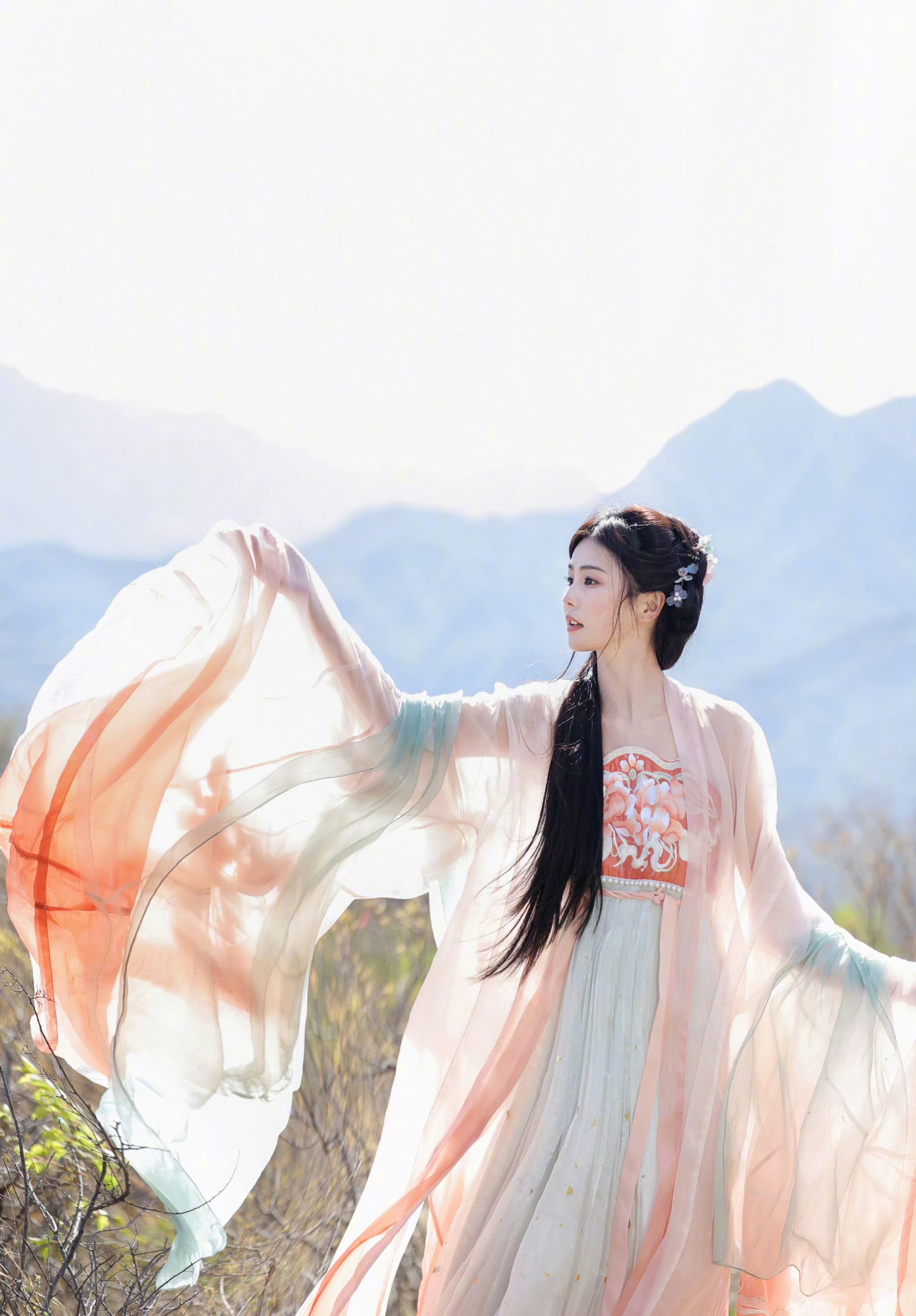 白鹿,粉色古风长裙,真好看!