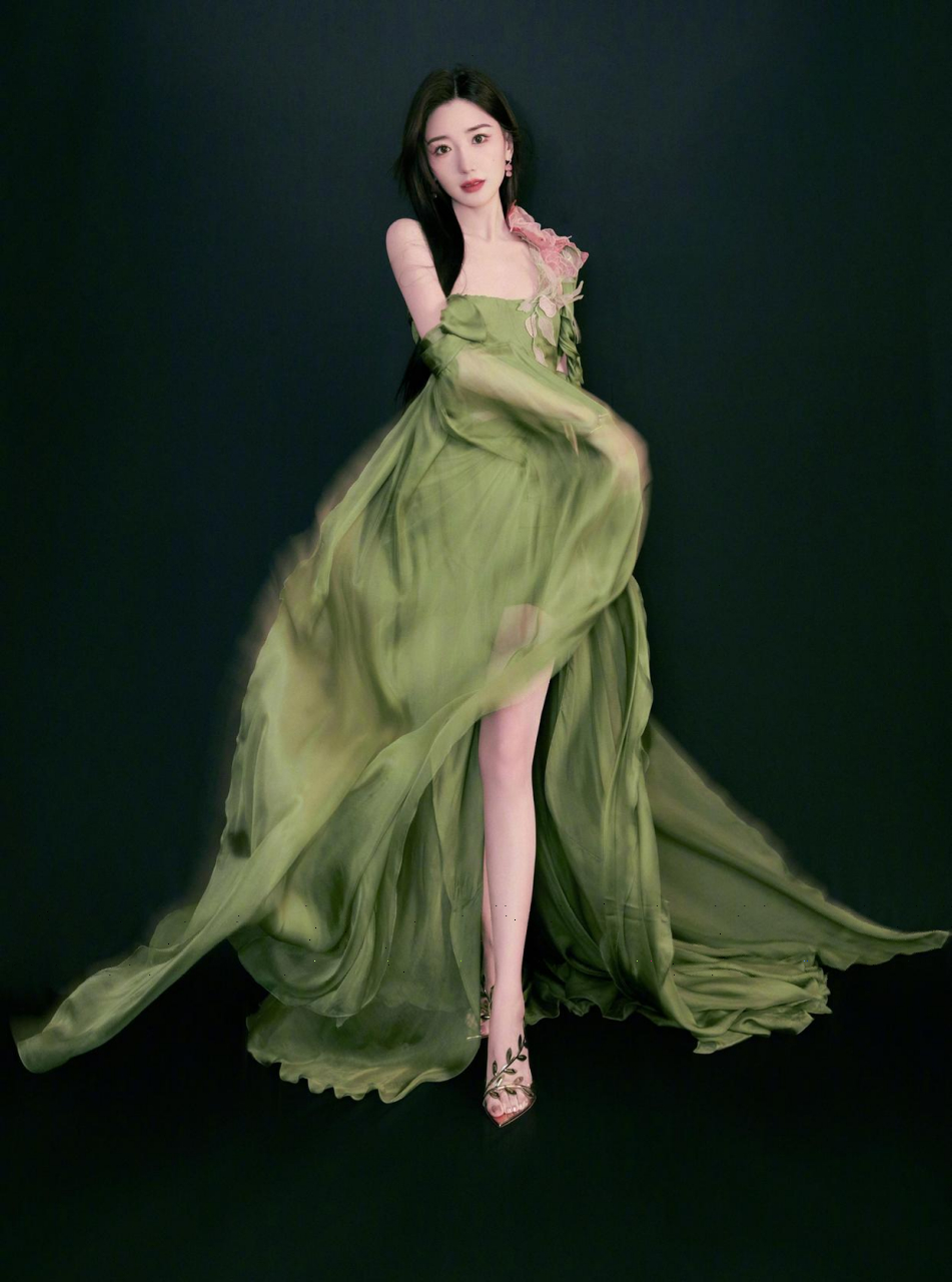 毛晓彤这身绿裙造型也太仙了,美腿玉足惹人眼,很是惊艳!