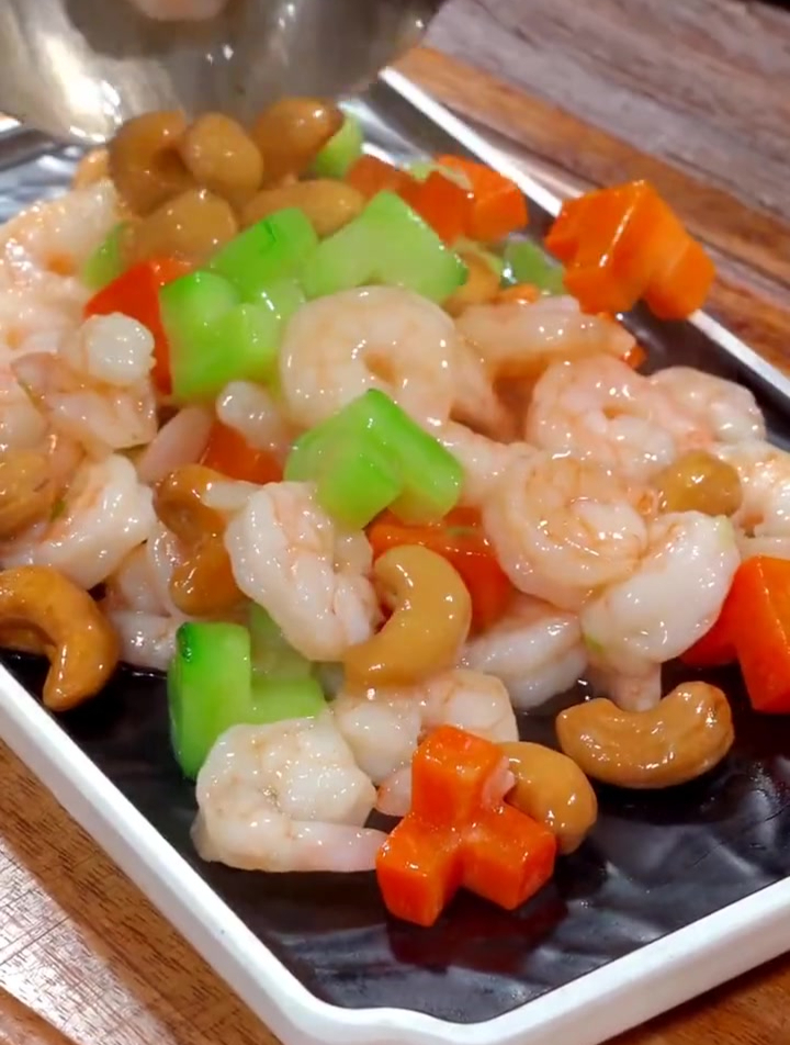 新鲜手剥的青虾仁,个大饱满品质真的特别好,做起来特别方便