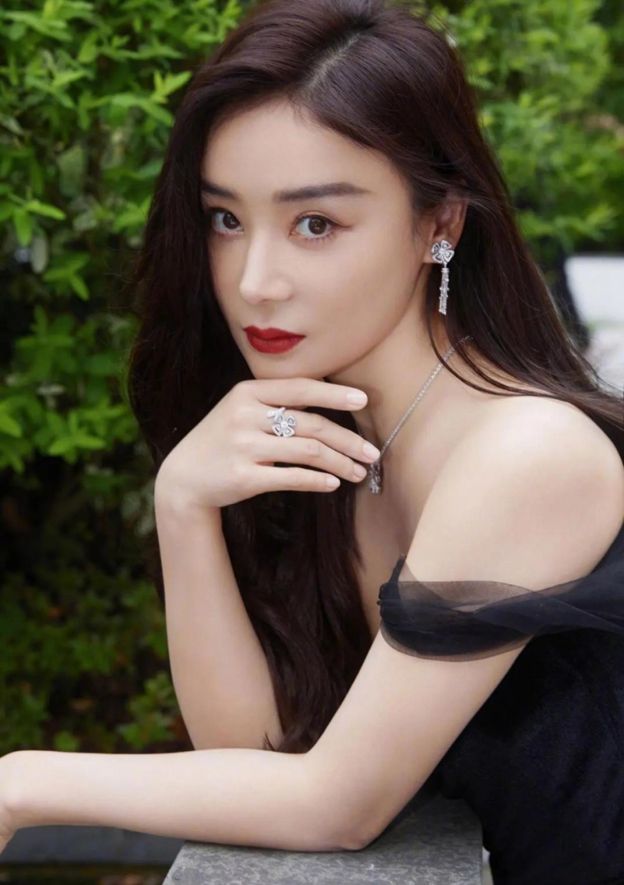 袁姗姗是越来越美了,一袭黑裙搭配大波浪长发