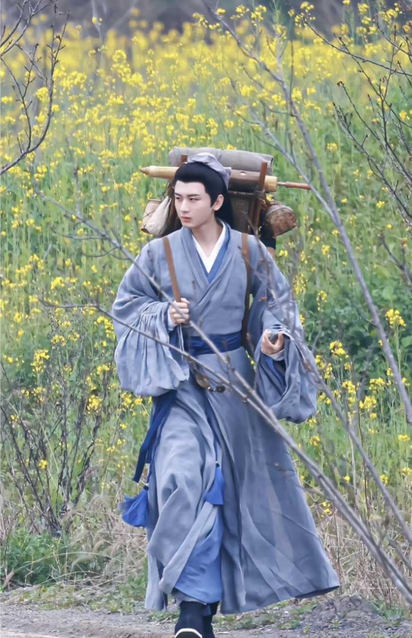 成毅在《英雄志》中饰演的白面书生卢云,帅气又可爱