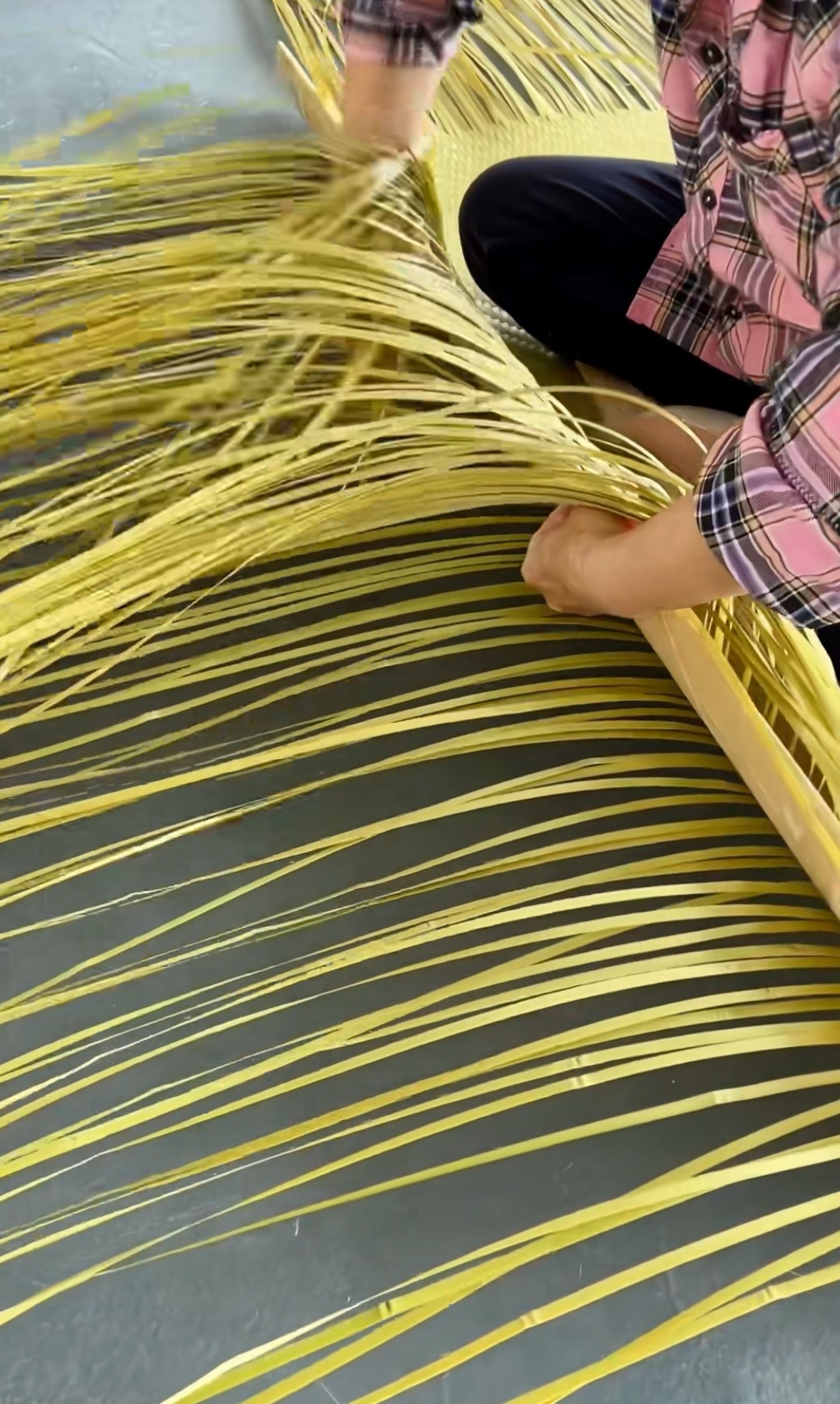 哇塞,原来竹凉席是这样编出来的呢