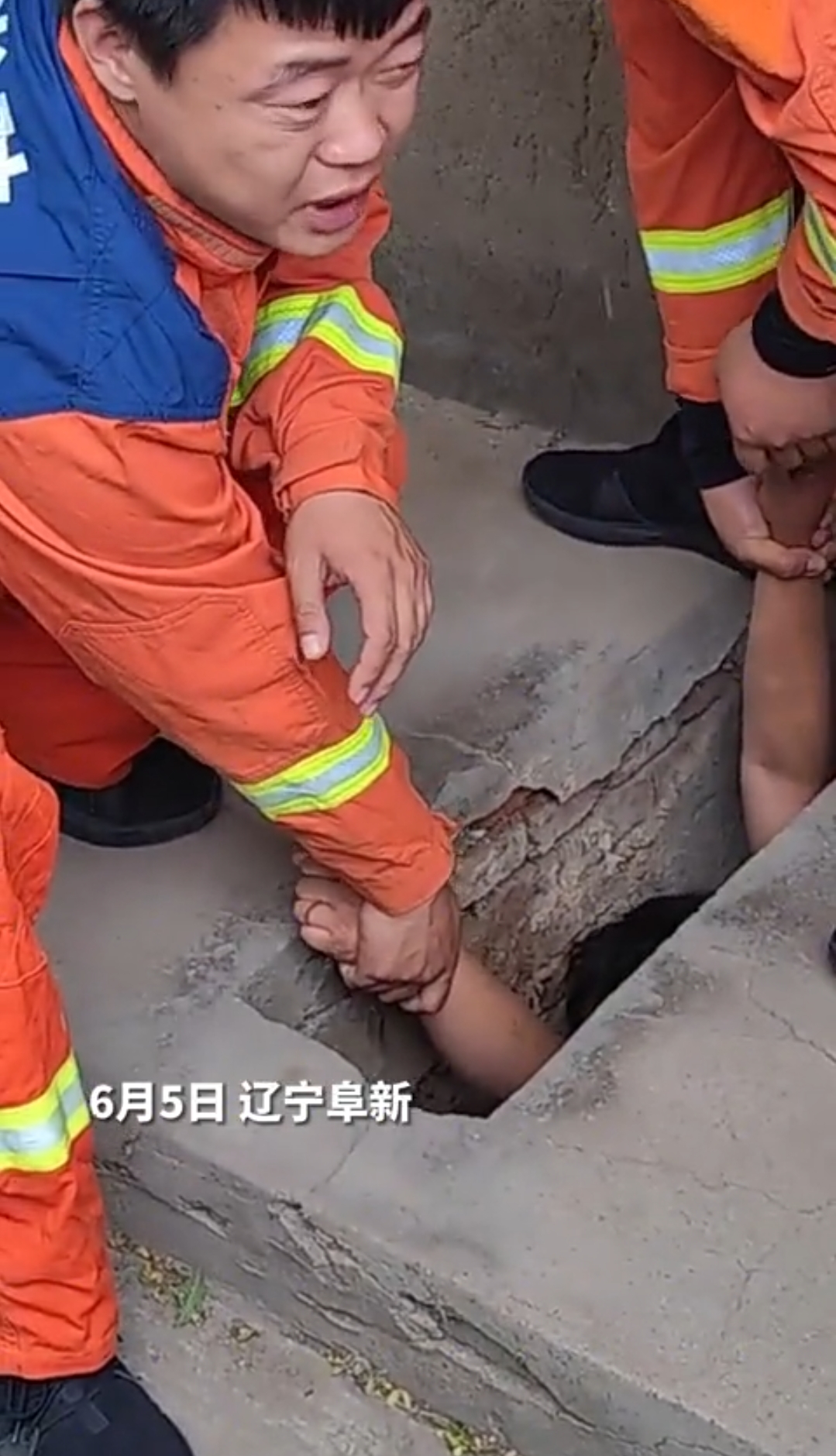 消防员提醒:一旦掉进旱厕,不要慌,保存体力,等待救援