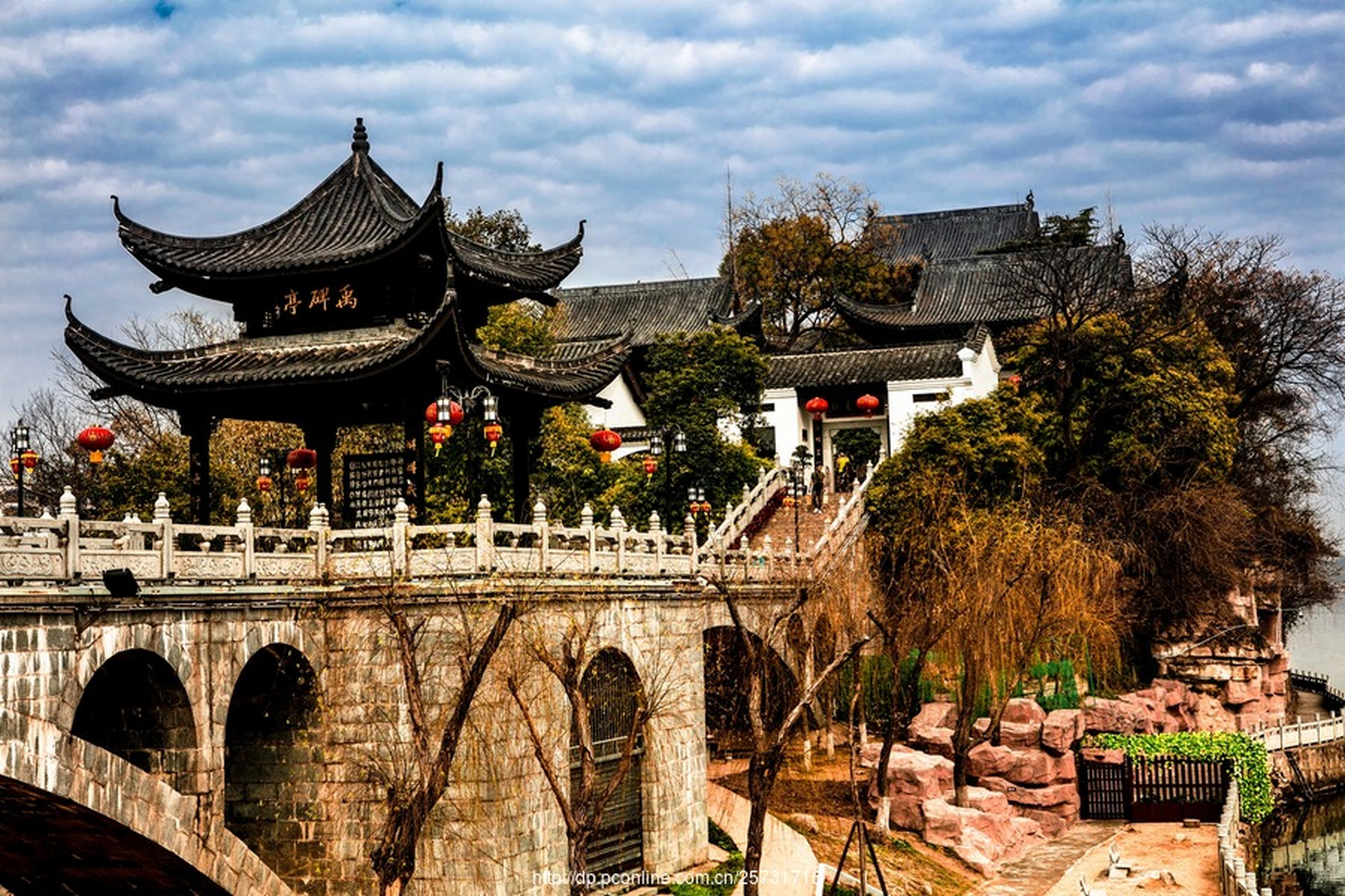 一,石鼓书院  石鼓书院为中国四大书院之首,位于国家历史文化们城