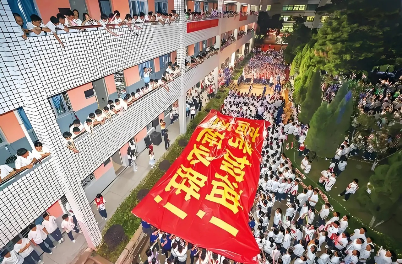 季延中学这几天势必成为泉州人民热议的对象, 感觉泉州五中的热度都没