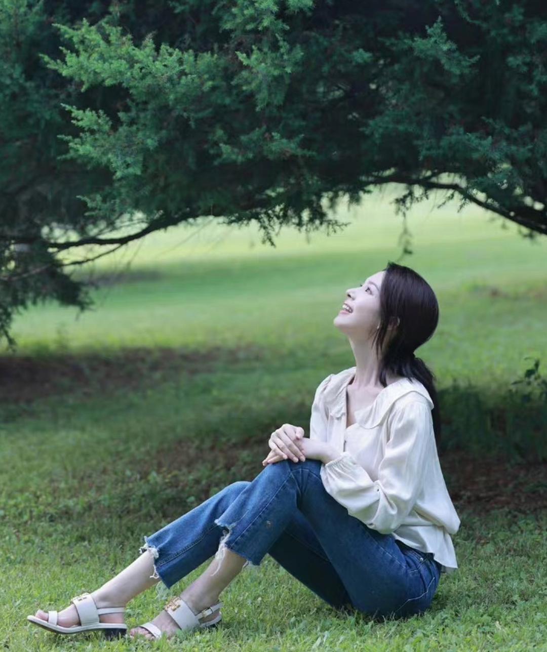 陈瑶白衬衫牛仔裤太美了浑身散发着青春的气息迷人至极