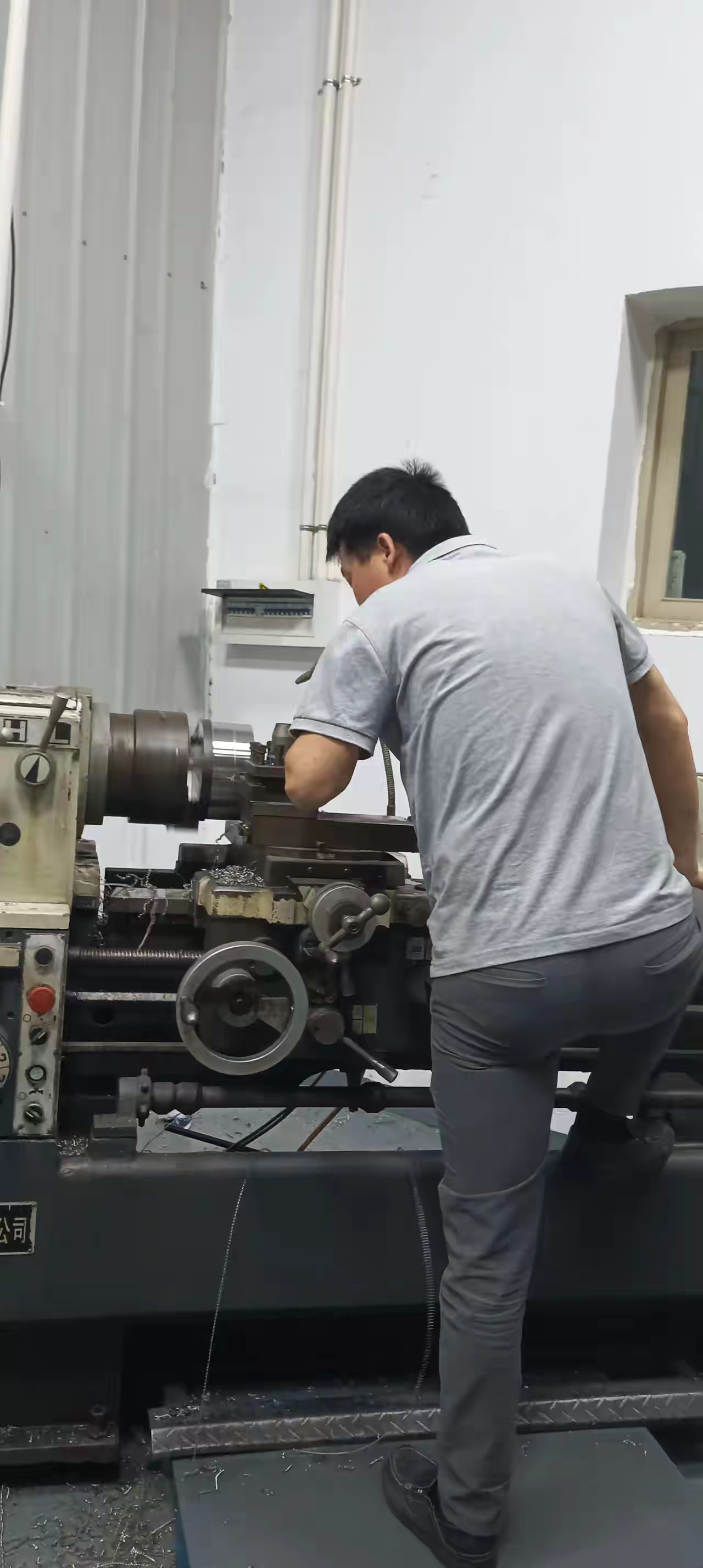 老板都被吓到了,不敢给车床师傅试手,自己亲自上阵!