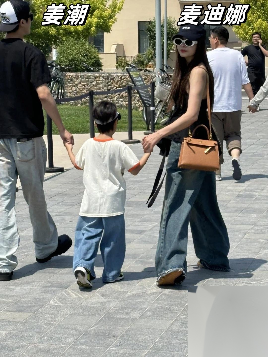 黄渤一家4口阿那亚旅游,妻子小欧专心玩手机,大女儿正面像妈妈