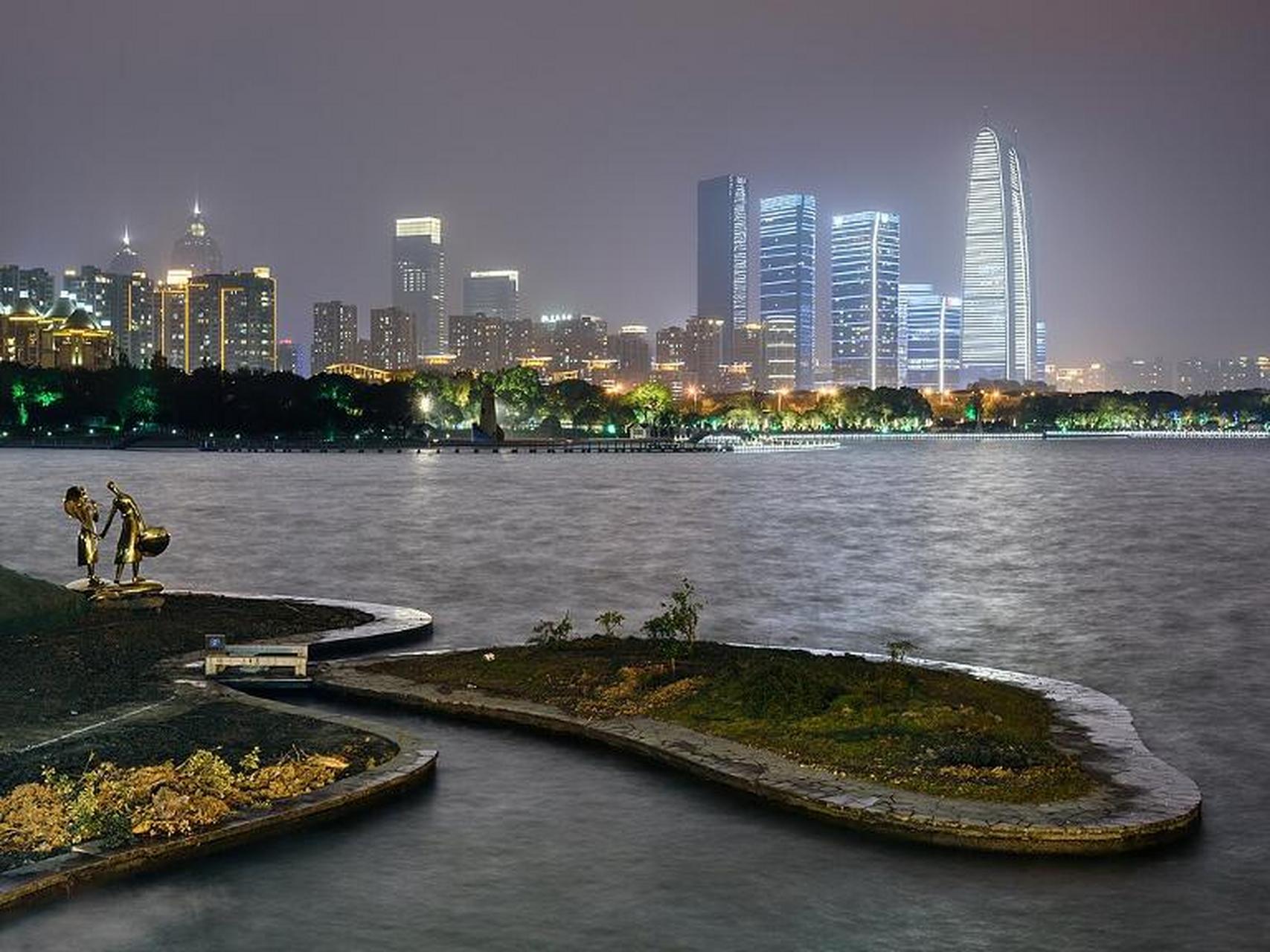 金鸡湖景区  金鸡湖景区位于江苏省苏州市苏州工业园区金鸡湖商务区