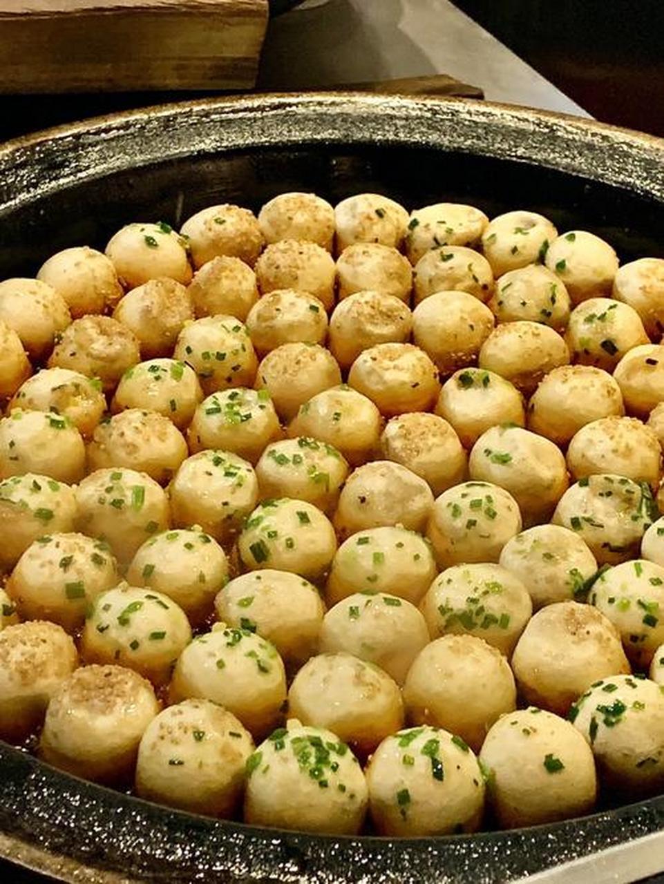 苏州推荐美食:哑巴生煎 哑巴生煎是苏州的传统特色小吃,以其皮薄肉多