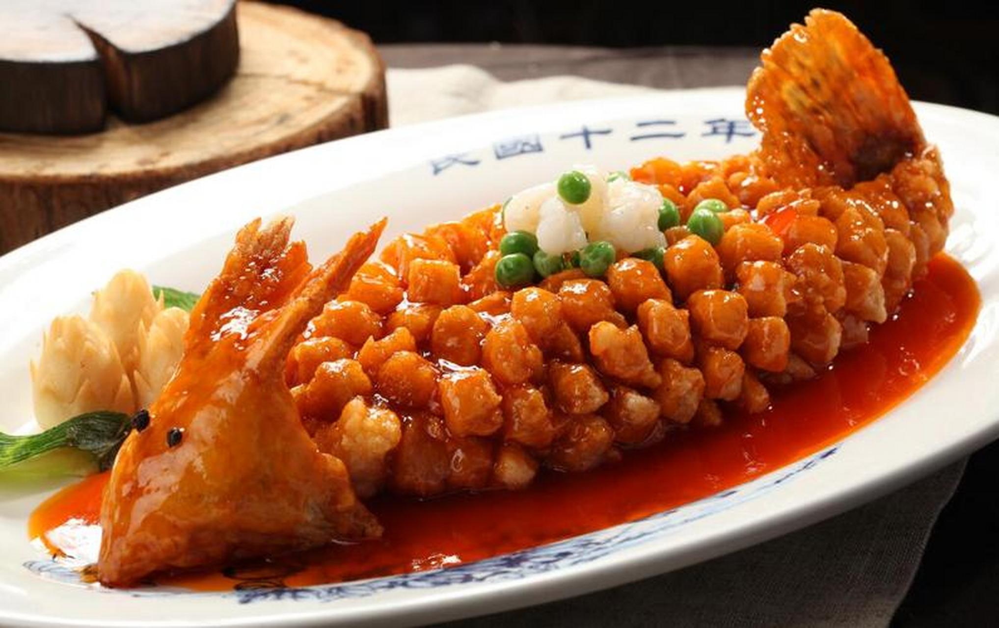 苏州推荐美食:松鼠鳜鱼  松鼠鳜鱼是苏州的一道传统名菜,属于苏帮菜.