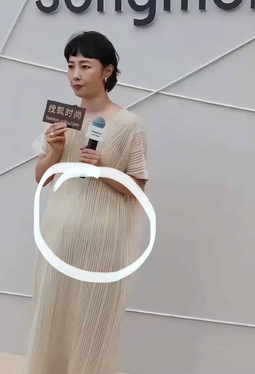 "怀孕传闻再起!白百何米色长裙下的秘密引起轩然大波!