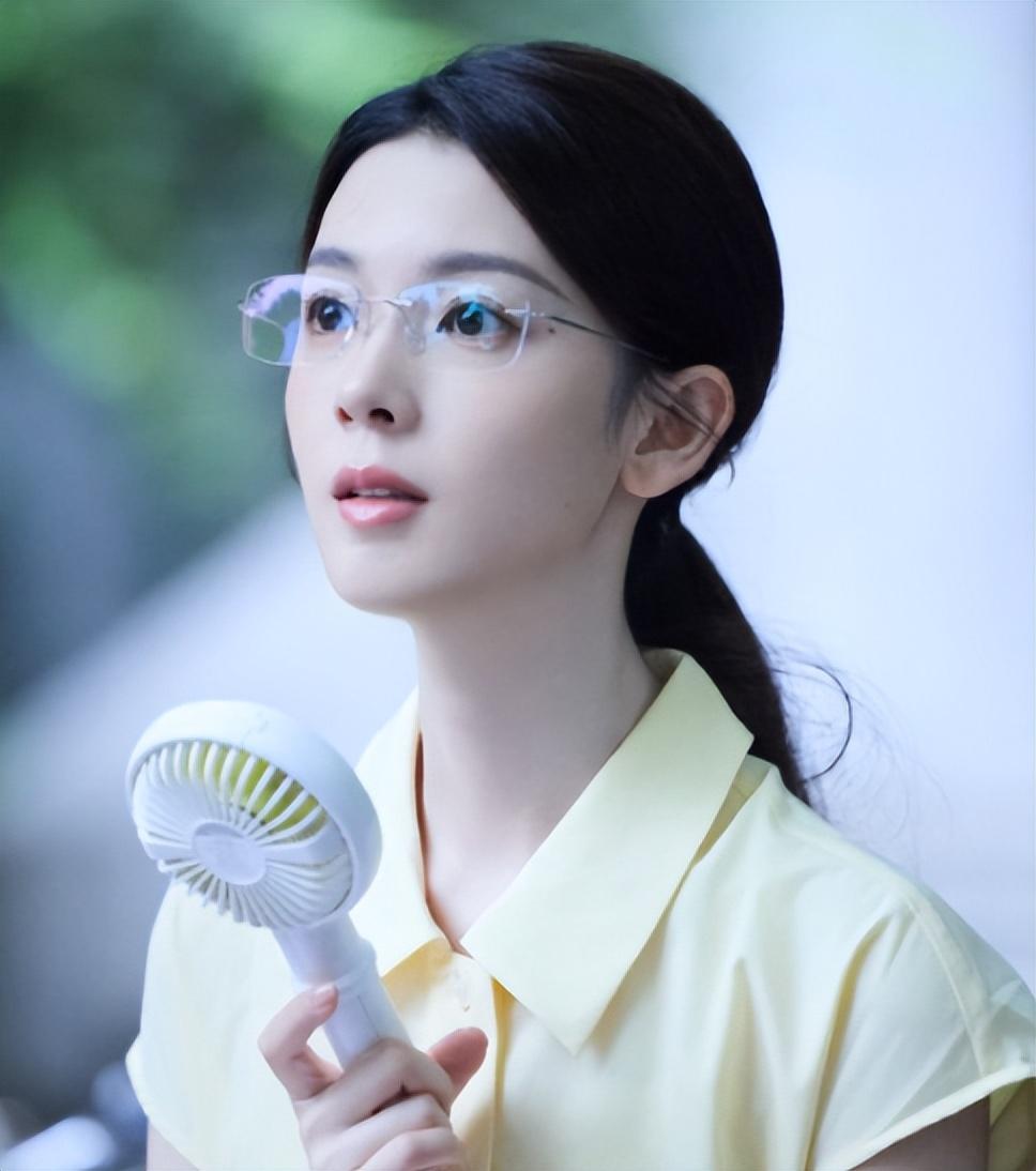 笑不活了!陈瑶饰演白晓荷火了,大家却笑死在她的评论区里