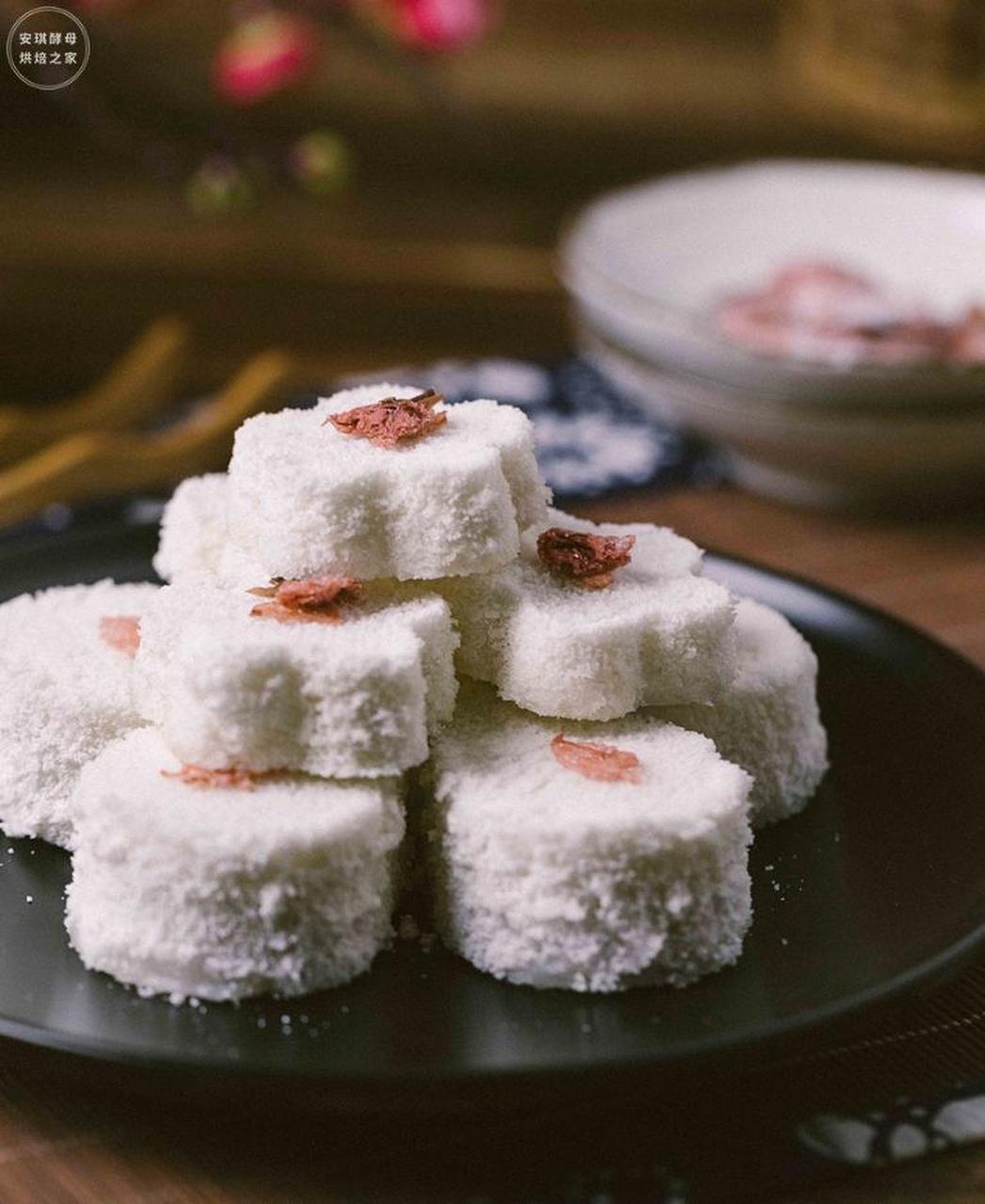 苏州推荐美食:苏州糕团  苏州糕团是苏州地区的传统特色美食,具有悠久