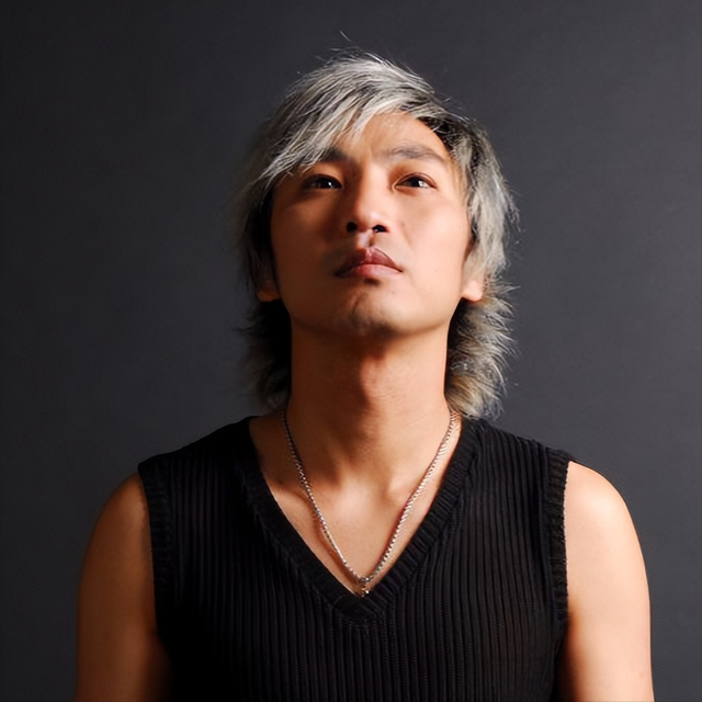 陈少华:春晚一曲成名,却被伴舞恶意伤害毁容,如今怎么样了?