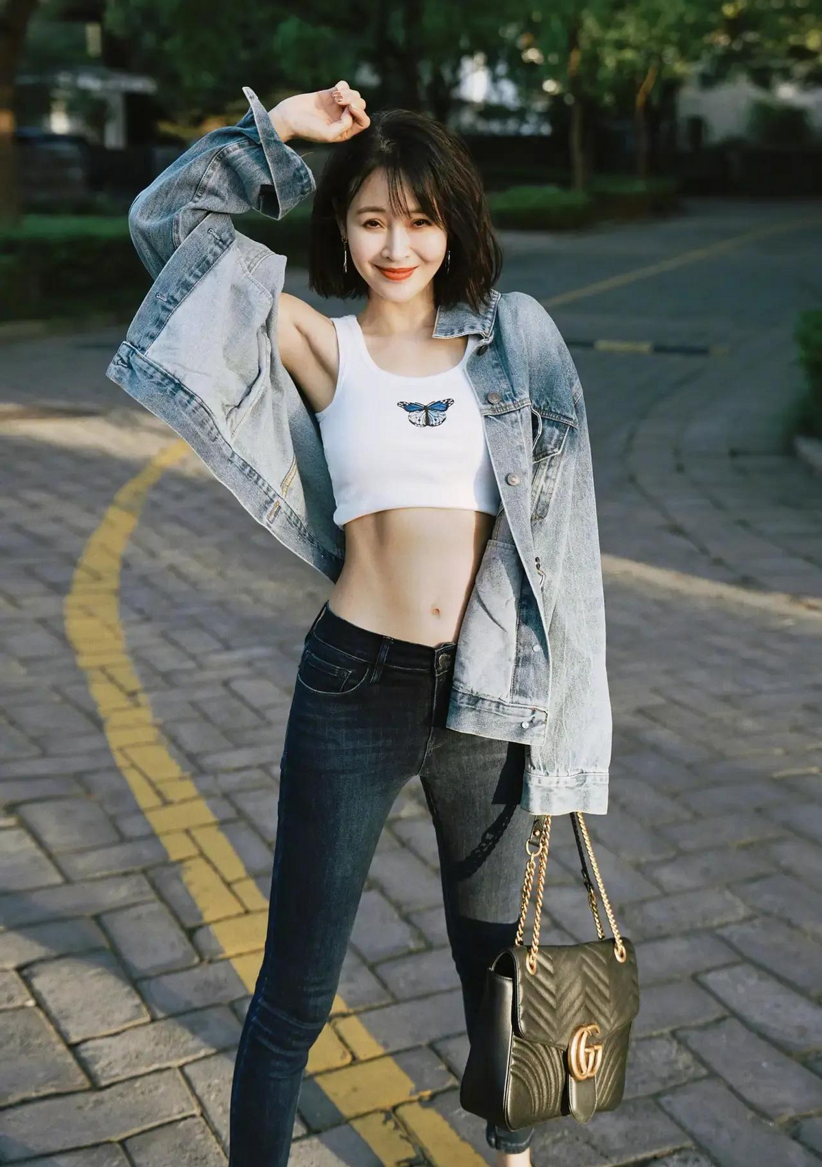 41岁于明加随便穿都有高级感,全身只穿一个颜色,却优雅又显贵气