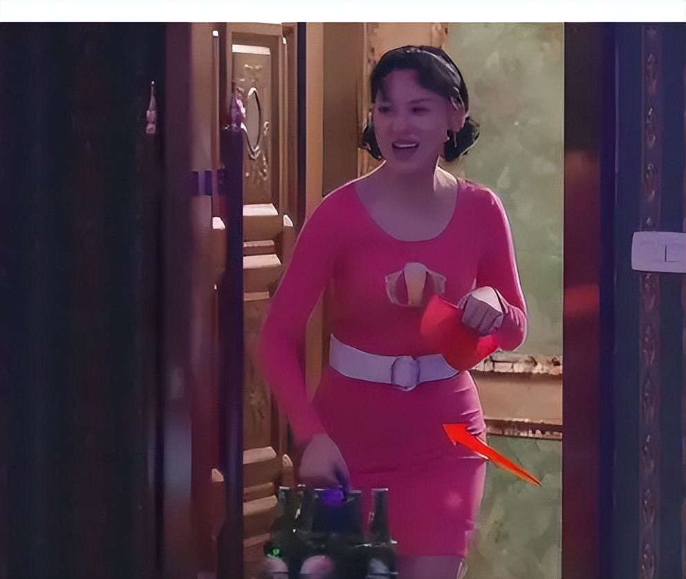 "怀孕传闻再起!白百何米色长裙下的秘密引起轩然大波!