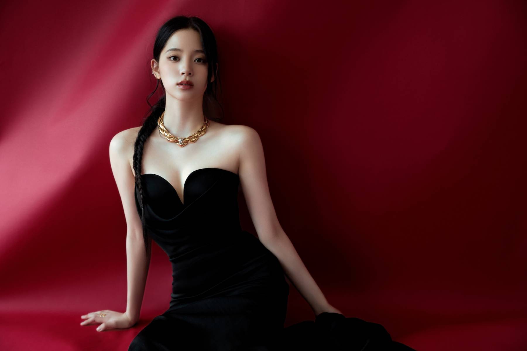 欧阳娜娜最新美照曝光:黑色抹胸长裙尽显性感魅力