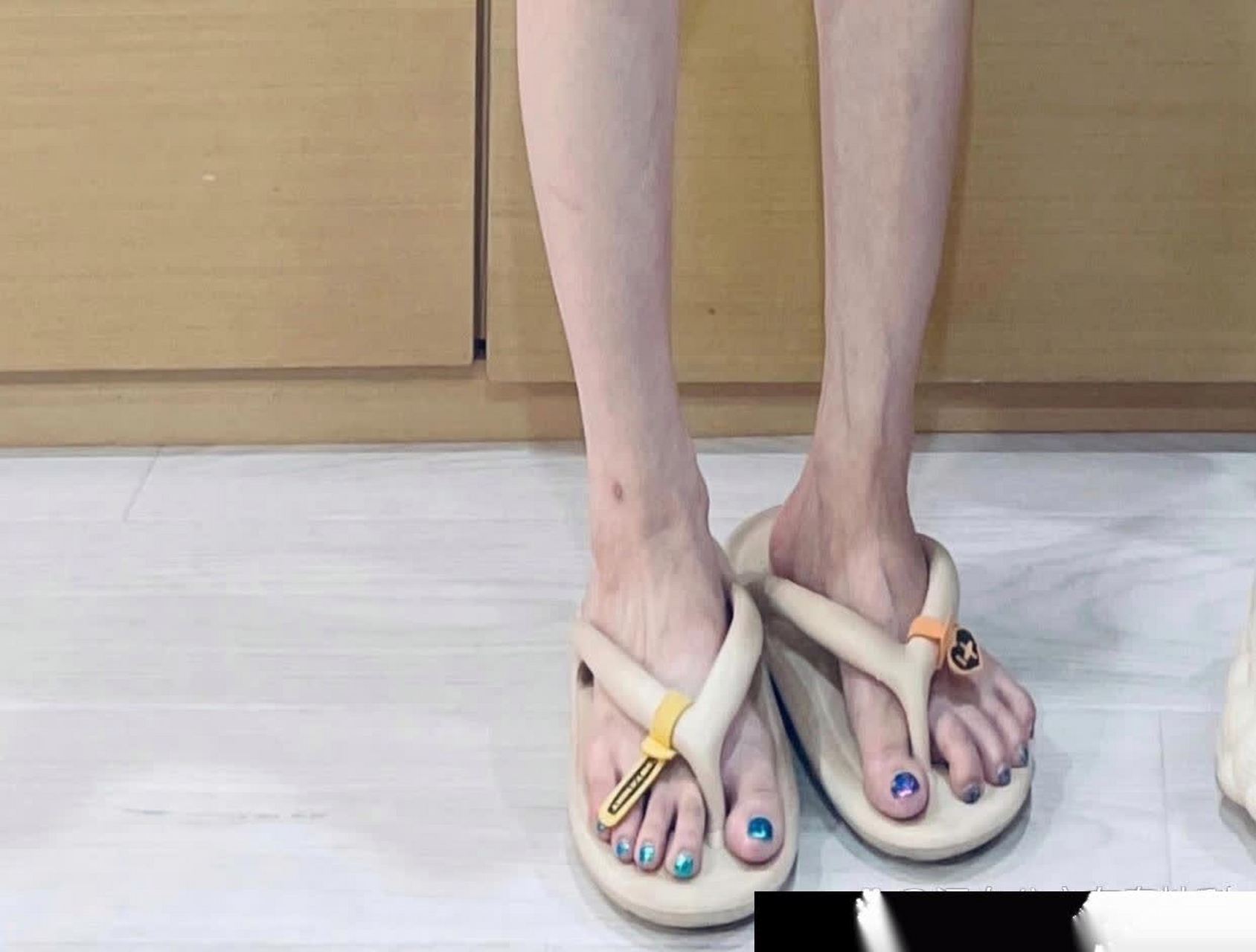 陈小纭光脚丫