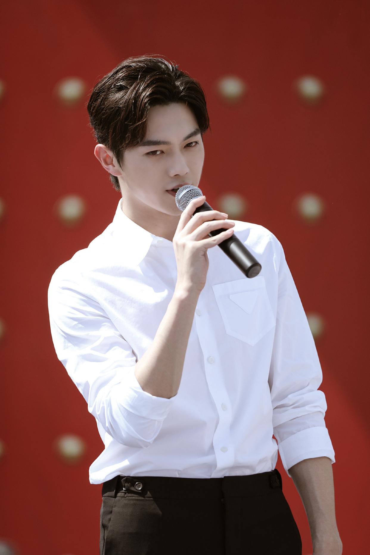 白衬衫的许凯,真的太帅气了吧,儒雅绅士