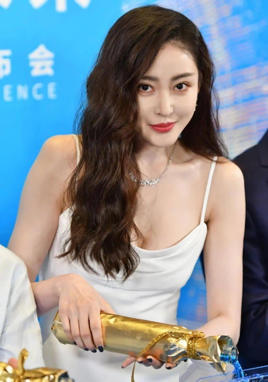 张天爱白色吊带裙