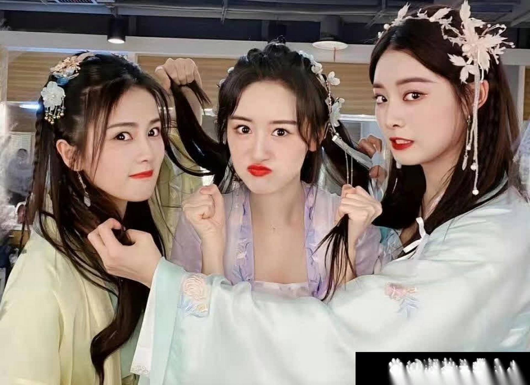 白鹿,袁冰妍,徐艺洋互相抓头发