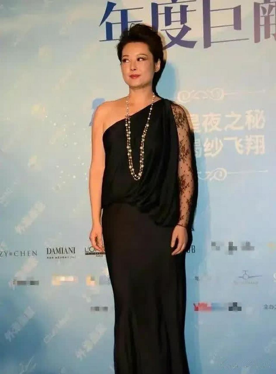 大红旗袍的袁立