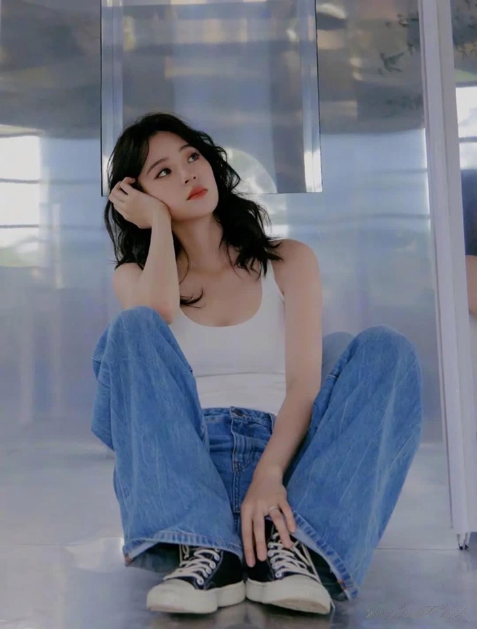 欧阳娜娜穿白色吊带