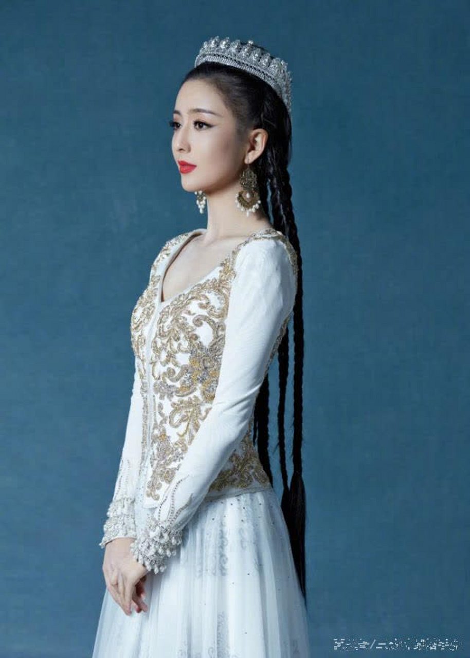 有一种"风情"叫佟丽娅穿民族风服装,红唇浓妆,看一眼就迷上